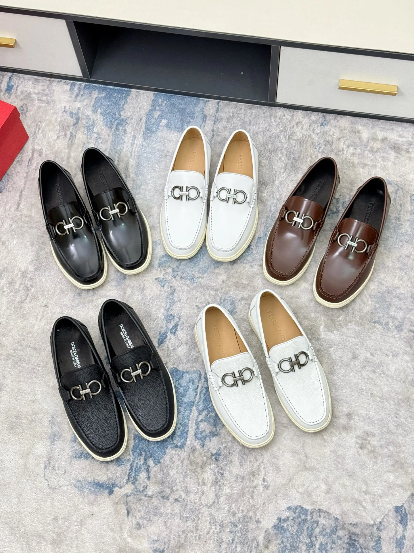 [Ferragamo] P: 580💰 Number of yards: 38~44 (45 orders are non-returnable) Ferragam's new men's driving shoes, the fabric is made of imported cowhide, with visible texture, heavy industrial stitching, dyed calfskin inside, standard logo cowhide feet, big-name experience, soft and comfortable on the feet, a men's favorite, special non-slip and wear-resistant rubber soles, easy to handle various occasions, with original box packaging!